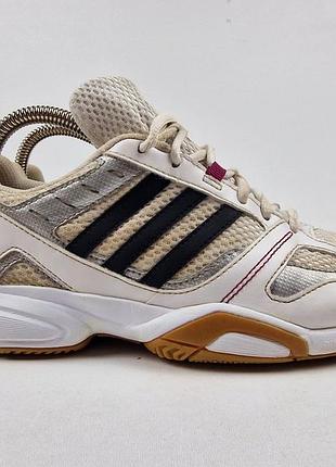 Adidas court rock w белого цвета с серебристыми вставками и черными полосками.