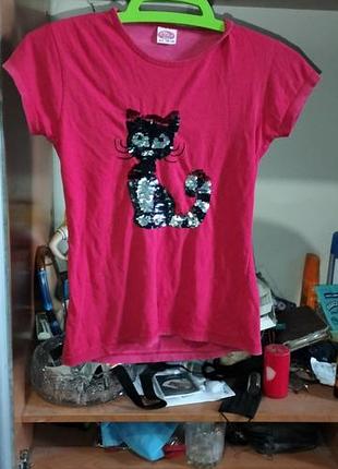 Яскрава червона футболка з паєтками-перевертнями