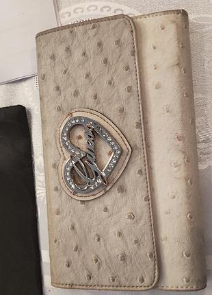 Бежевий жіночий гаманець guess з імітацією страусиної шкіри та декоративним серцем із кристалами.