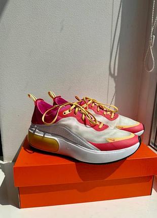 Рожеві спортивні кросівки nike