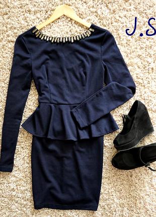 Плаття з баскою