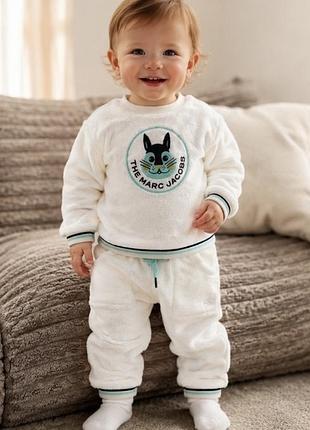 Детский спортивный костюм из искусственного меха от бренда little marc jacobs (модель w98140).