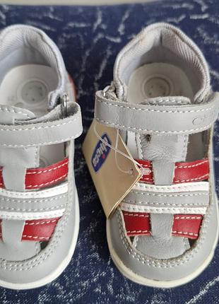 Шкіряні босоніжки від бренду chicco