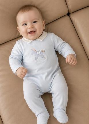 Комбинезон для новорожденных от бренда mayoral newborn в голубом цвете.