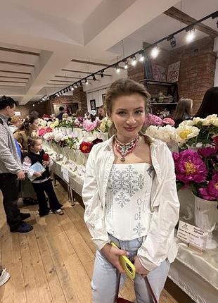 Корсет білий з вишивкою голубим