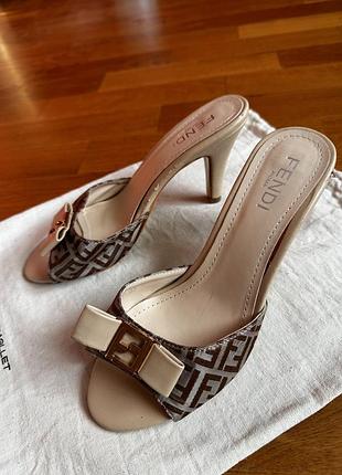 Мюлі шльопанці fendi