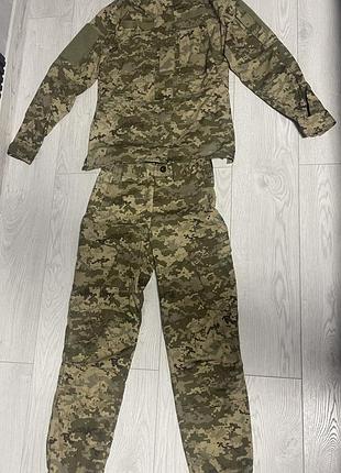 Військовий піксельний костюм