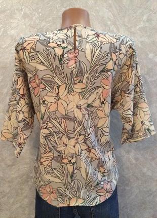 Блуза з цупкої тканини у квіти з шифоновою кишенею3 фото