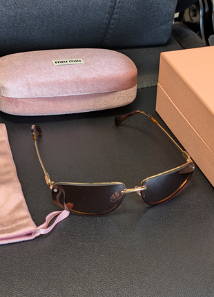 Нові окуляри miu miu модель a50s у витонченому відтінку clear brown gradient.