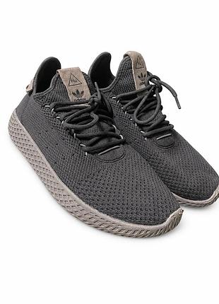 Чоловічі легкі літні кросівки adidas pharrell williams tennis hu у темно-сірому забарвленні (charcoal solid grey) з бежевими деталями.