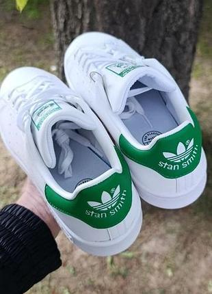 Класичні кросівки adidas stan smith у класичному біло-зеленому кольорі.