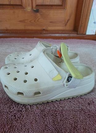 Білі сабо — модель crocs classic hiker clog з масивною платформою та регульованим ремінцем