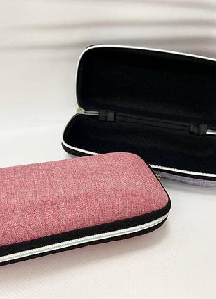 Футляр для солнцезащитных и корректирующих очков с мягким подкладом внутри на молнии розовый