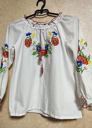 Стильна вишиванка, національні квіти