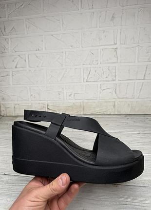 Крутые женские сандали crocs brooklyn high wedge w9