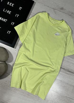 Яскрава футболка nike