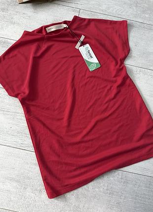 Фірмова червона футболка від inwear виготовлена з екологічного матеріалу tencel