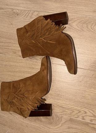 Замшеві ботильйони jones bootmaker (made in spain) з бахромою, ковбойки бохо