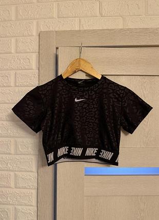 Стильний укорочений жіночий топ nike з трендовим леопардовим принтом