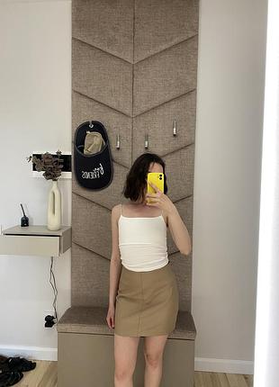 Бежева спідниця з екошкіри