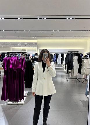 Жіночий білий піджак zara із золотими ґудзиками 3