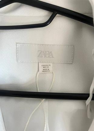 Жіночий білий піджак zara із золотими ґудзиками 4