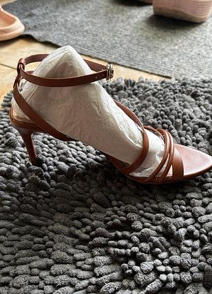 Продам супер зручні босоніжки на маленьку ніжку charles & keith