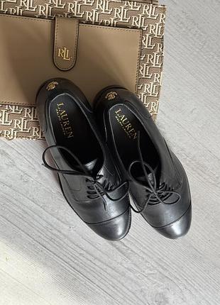 Класичні чорні жіночі туфлі-оксфорди від відомого бренду lauren ralph lauren.