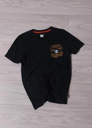 Adidas originals с камуфляжным карманом.