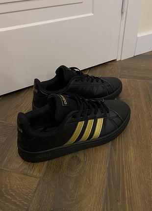 Кросівки жіночі adidas, 37 розмір