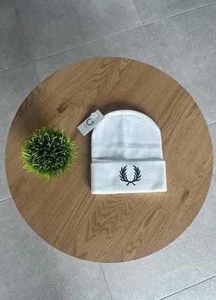 Шапка fred perry белый цвет (лого нашивка)
