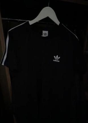 Футболка adidas чорна