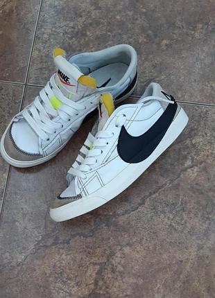 Кросівки nike blazer low '77 jumbo із збільшеним чорним логотипом та замшевими вставками на носінні.