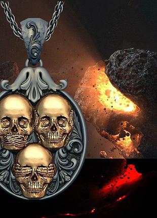 Сріблястий медальон з золотистими черепами на ланцюжку