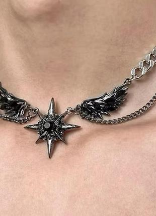 Оригінальний ланцюжок сріблястого кольору з чорними готичними прикрасами