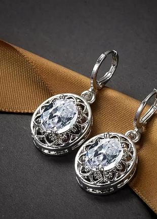 Сережки сріблястого кольору з білими камінцями