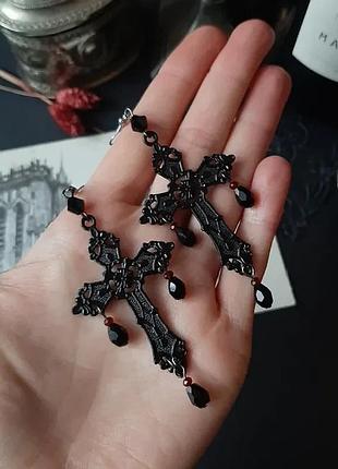 Готические серьги черного цвета