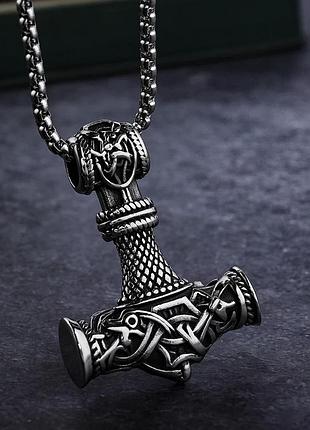 Сріблястий ланцюжок з підвіскою у вигляді молота з рунами вікінгів