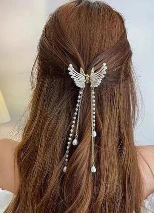 Золотиста заколка у вигляді метелика