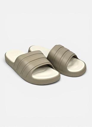 Чоловічі бежеві шльопанці, капці adidas adilette flow light khaki ivory х адідас 43