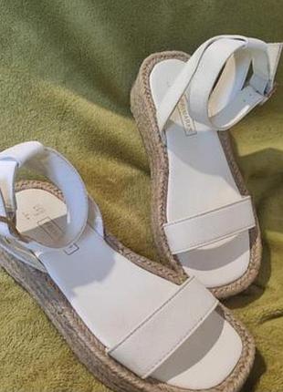 Стильные белые босоножки primark