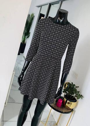 Короткое платье h&m divided с геометрическим принтом