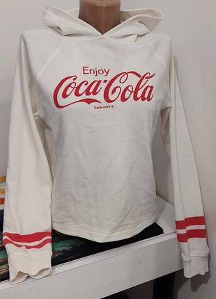 Белое худи от coca-cola с красным логотипом «enjoy»