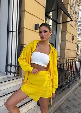 Елегантний жіночий лляний костюм двійка сорочка прямого крою з довгими рукавами на ґудзиках та спідниця міні на запах прямого крою із завʼязкою
