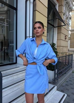Елегантний жіночий лляний костюм двійка сорочка прямого крою з довгими рукавами на ґудзиках та спідниця міні на запах прямого крою із завʼязкою