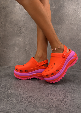 Яркие сабо crocs mega crush clog