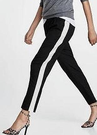 Темно-синие брюки zara выделяются контрастными белыми лампасами по бокам темно стні брюки з лампасами від zara