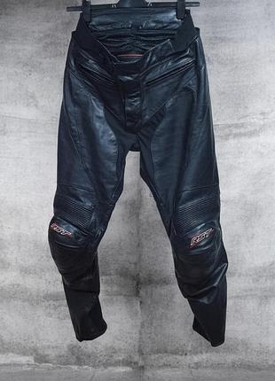 Мотоштаны кожаные от бренда rst performance wear черного цвета с характерными красными логотипами на коленях раз.34