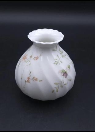 Білі порцелянова ваза для квітів від бренду wedgwood