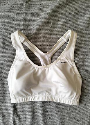 Спортивный женский топ nike белый со вставными чашками размер xs